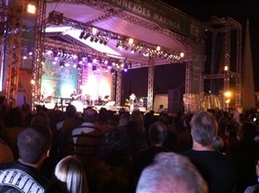 Show da cantora Wanderléa atrai várias pessoas para a Virada Cultural em Maringá